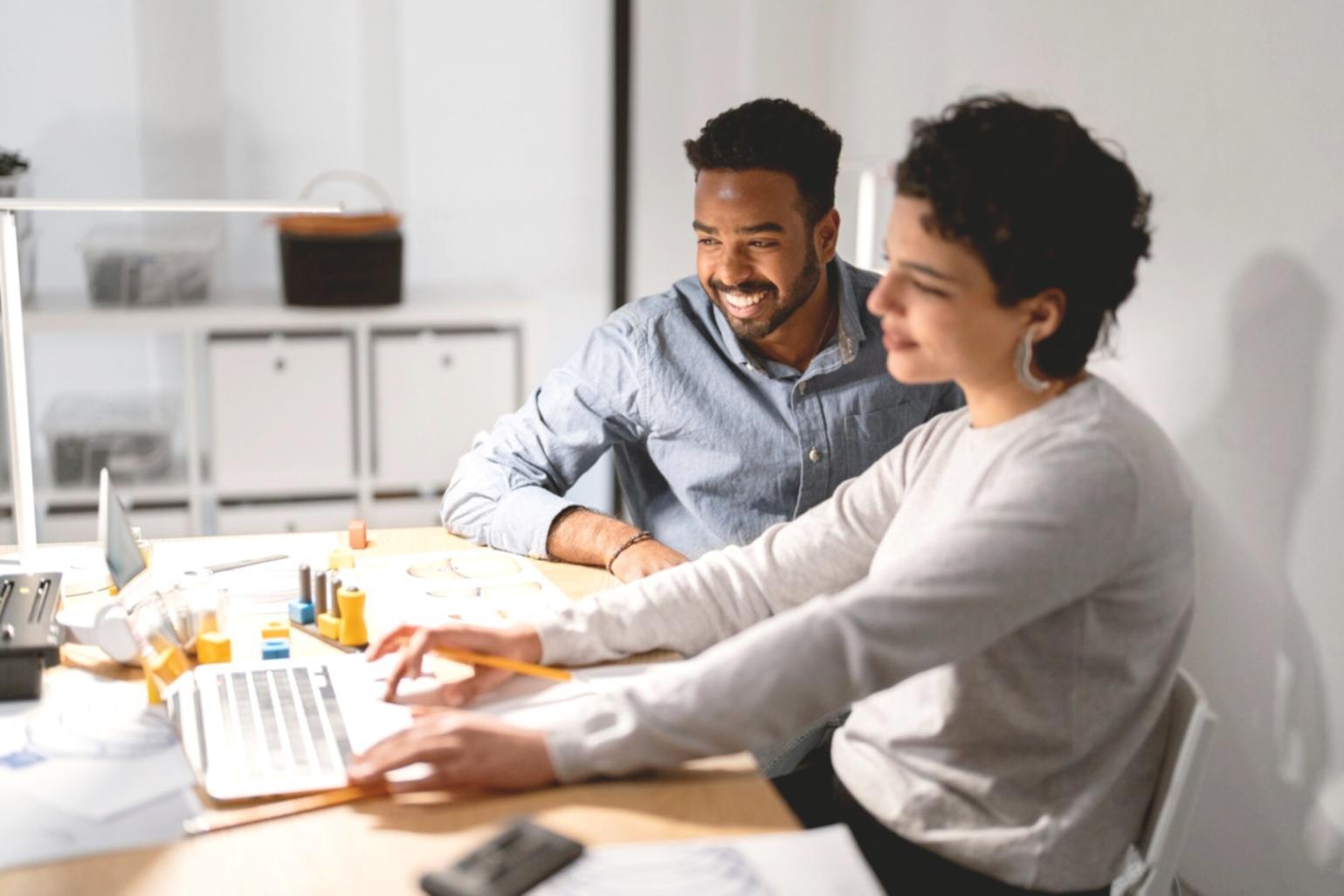 Session de formation avec participants analysant des données financières sur écrans