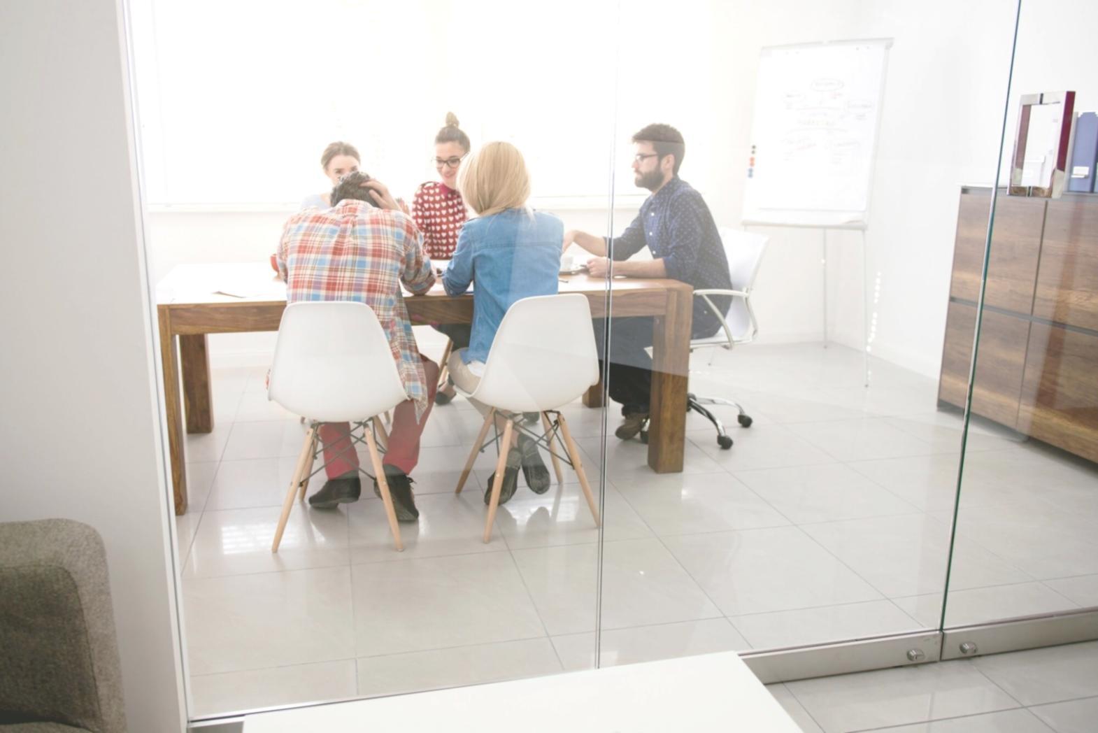 Salle de formation avec tableaux financiers et graphiques de gestion des risques
